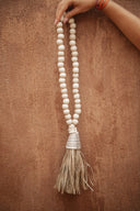 Grande suspension perles de bois coquillages et raphia
