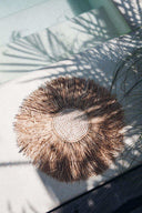Décoration murale soleil de rafia et perles de bois