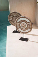 Bouclier ethnique balinais en perles et coquillages