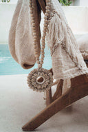 Suspension balinaise en perles de bois et coquillages cauris