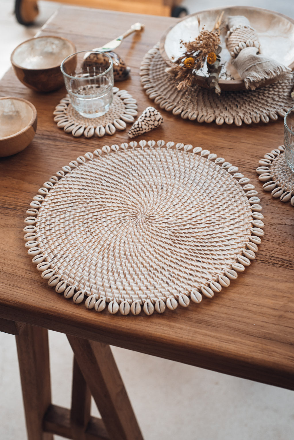 Set de table rond en rotin et coquillages – Ki Decoration