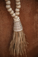 Grande suspension perles de bois coquillages et raphia