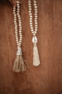 Grande suspension perles de bois coquillages et raphia