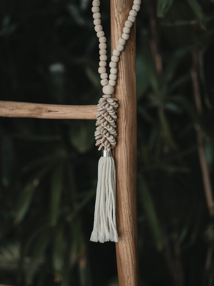 Grande suspension perles de bois et coquillages