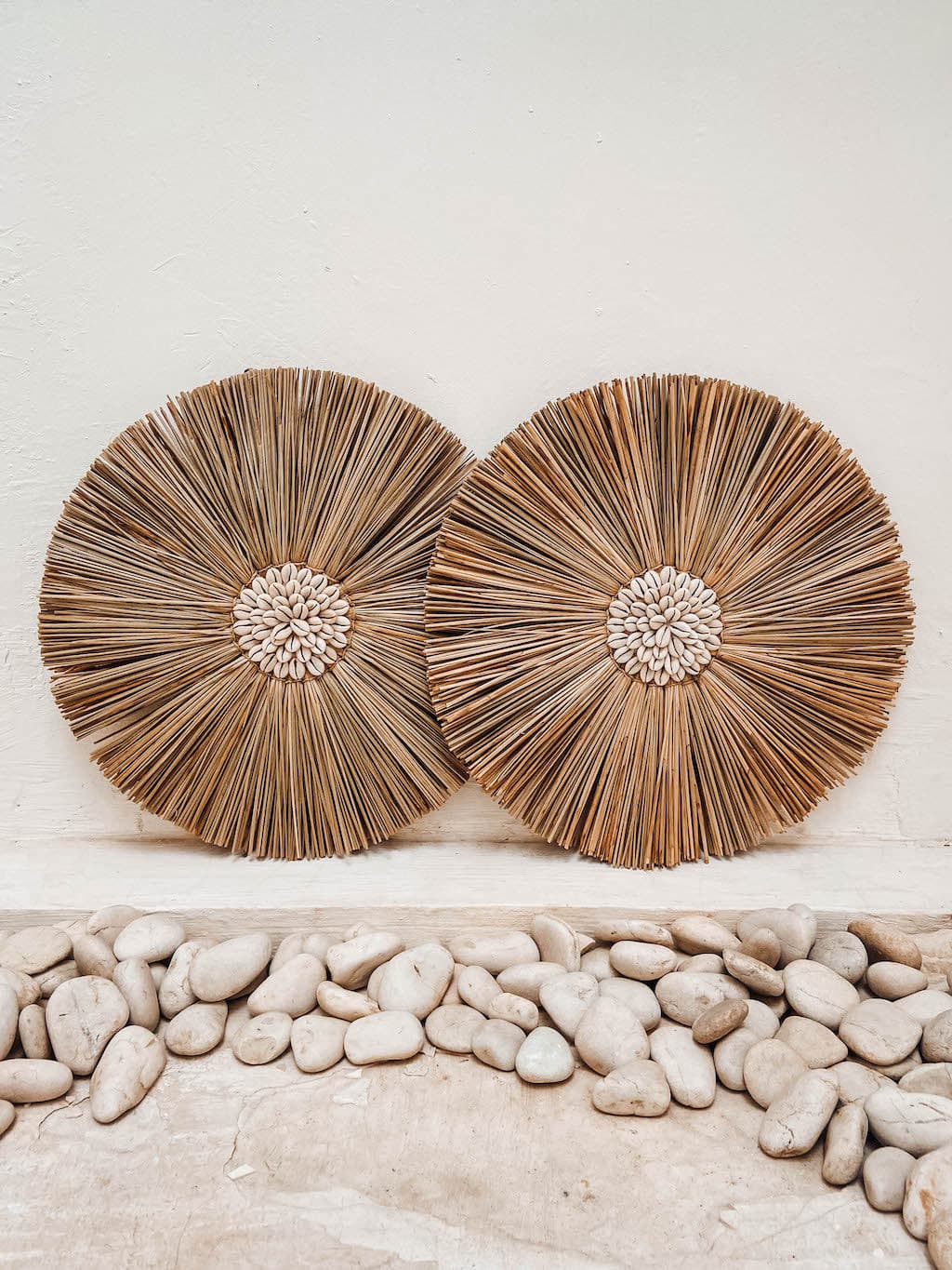 Bohemian wall decoration in straw and shells