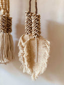 Grande suspension en coquillages et feuille en macramé