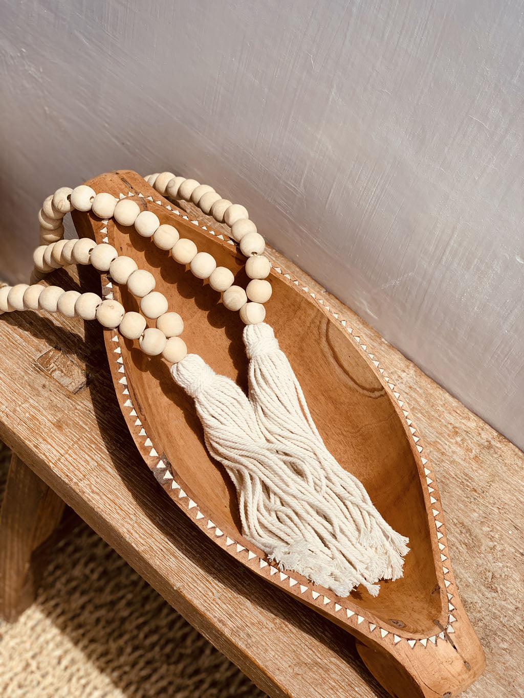 Suspension in wooden beads and pompom