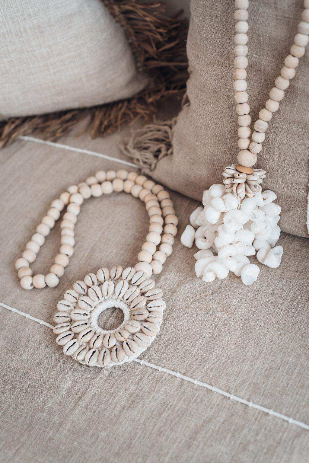 Boucles d'oreilles Coquillage Cauris et Paille Tressée | Coquillages Shop Boucles d'oreilles Coquillage Cauris et Paille Tressée | Coquillages Shop