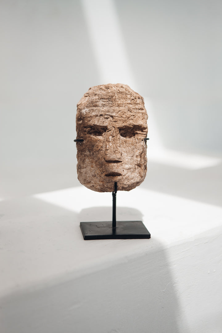 Masque en pierre de Sumba sur socle