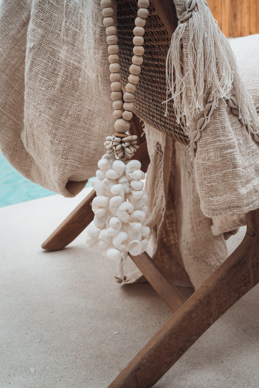 Suspension balinaise en perles de bois et coquillages blancs