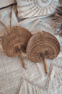 Éventail balinais en feuille de palmier