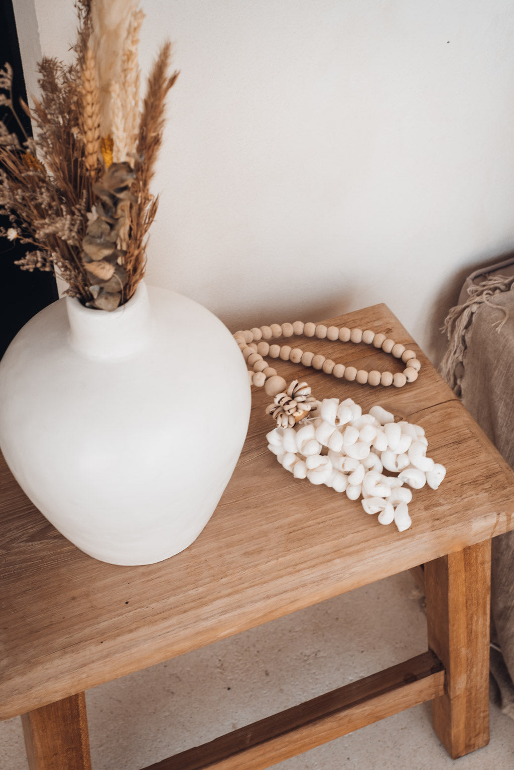 Suspension balinaise en perles de bois et coquillages blancs