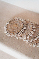 Dessous de verre en rotin et coquillages