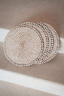 Set de table rond en rotin et coquillages