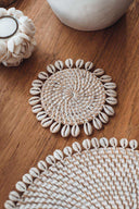 Dessous de verre en rotin et coquillages
