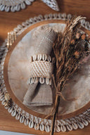 Rond de serviette en rotin et coquillages
