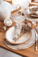 Rond de serviette en rotin et coquillages