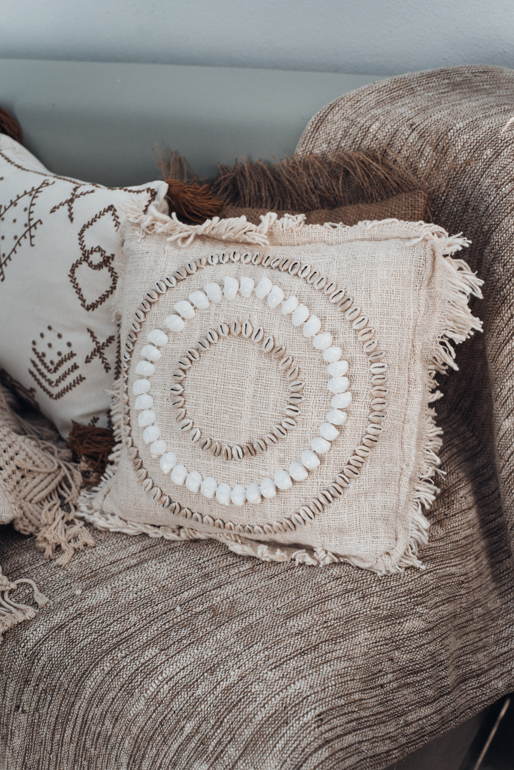 Gili cushion cover in cotton and shells