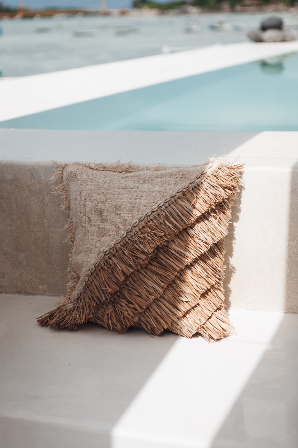 Bohemian cushion cover in cotton raffia and shells