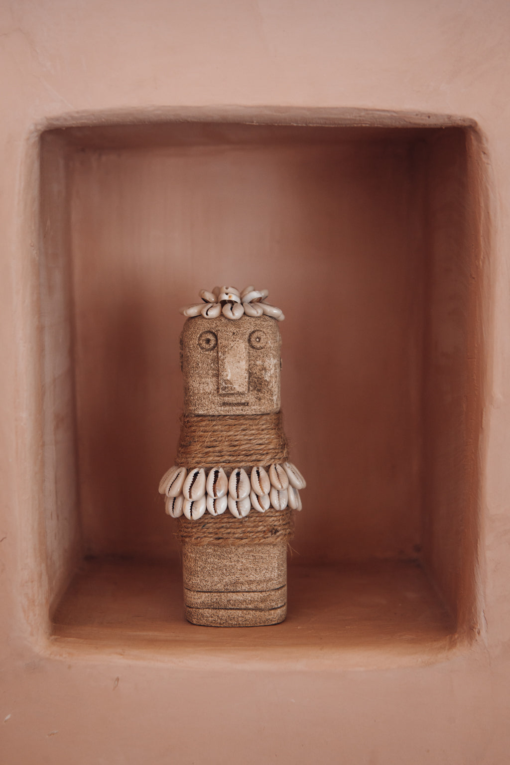 Statuette en pierre et coquillages Sumba